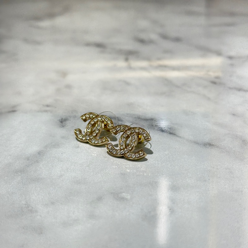 Chanel 雙c Logo水鑽淡金釦耳針式耳環AB6839-2