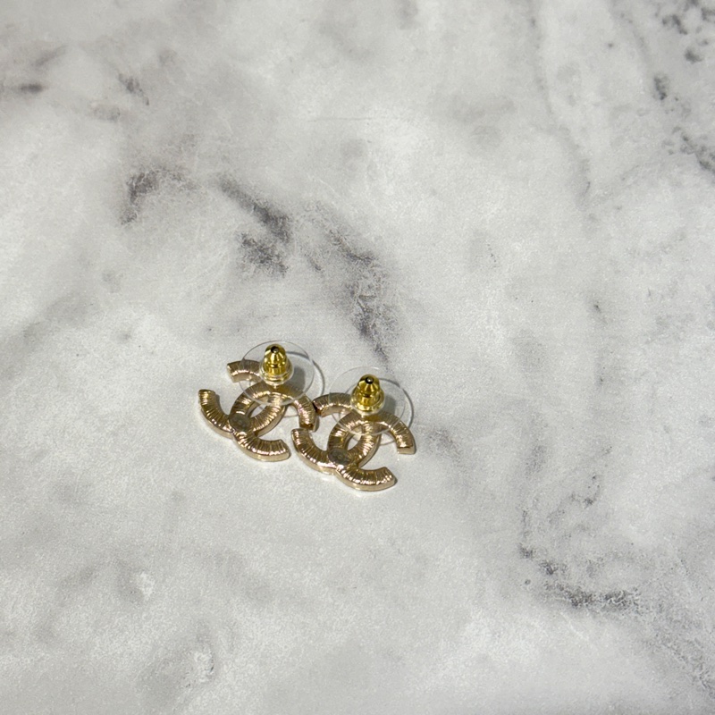 Chanel 雙c Logo水鑽淡金釦耳針式耳環AB6839-4