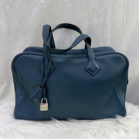 這是一款愛馬仕（Hermès）Victoria II 35 藍色ever Colour 牛皮手提包。