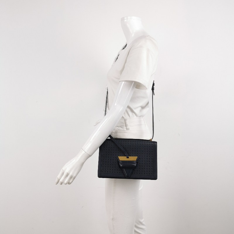 Loewe Barcelona中號羊皮純色鏤空三角形封扣斜挎包-1