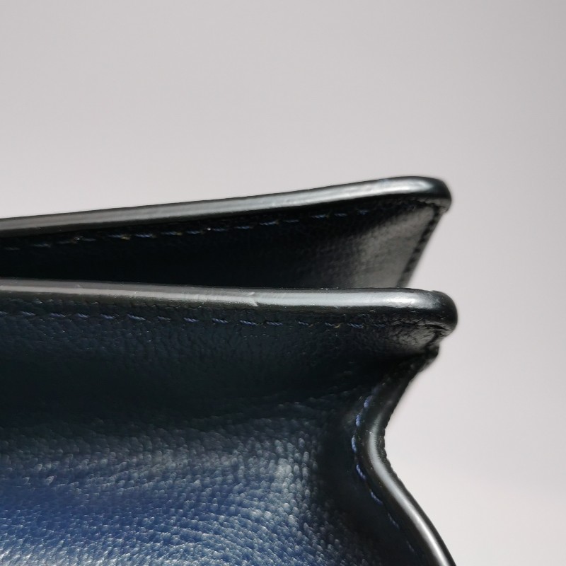 Loewe Barcelona中號羊皮純色鏤空三角形封扣斜挎包-16