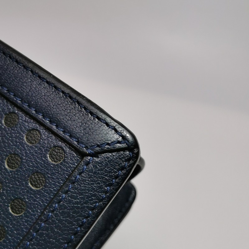 Loewe Barcelona中號羊皮純色鏤空三角形封扣斜挎包-24