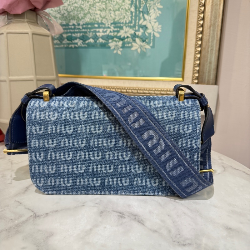 MiuMiu 藍牛仔拚藍牛皮滿版Logo金釦肩斜背包-2