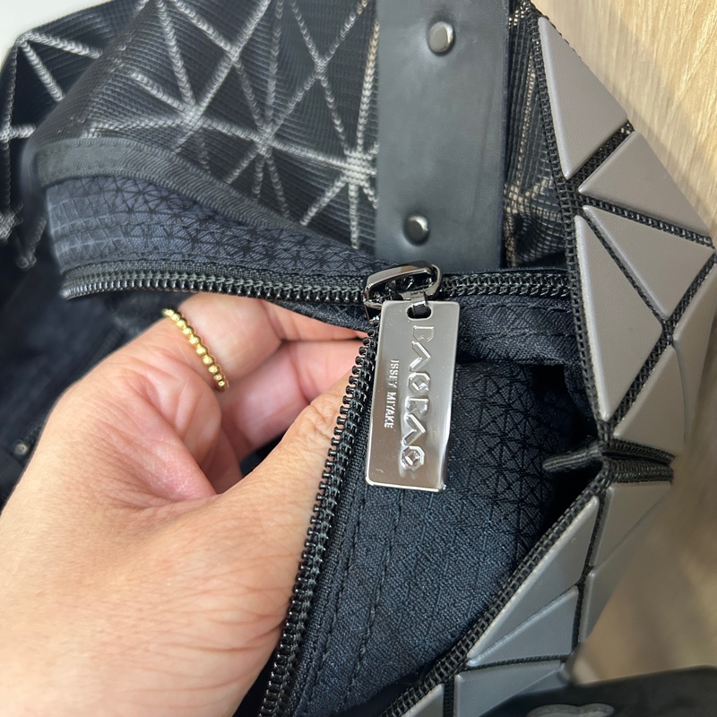 Issey Miyake BAo BAo 啞光灰塑料10*10手提肩背包-4