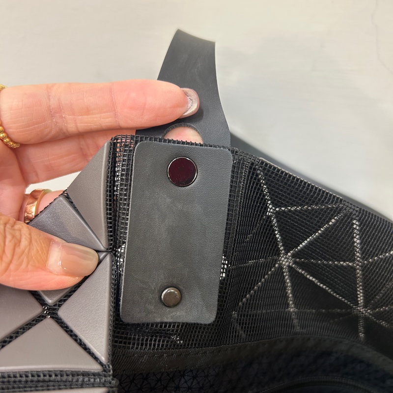 Issey Miyake BAo BAo 啞光灰塑料10*10手提肩背包-6