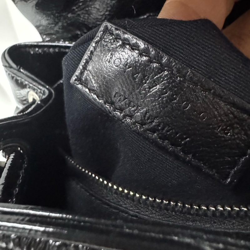 YSL 聖羅蘭黑銀V紋牛皮LouLou雙肩包,油臘皮-12