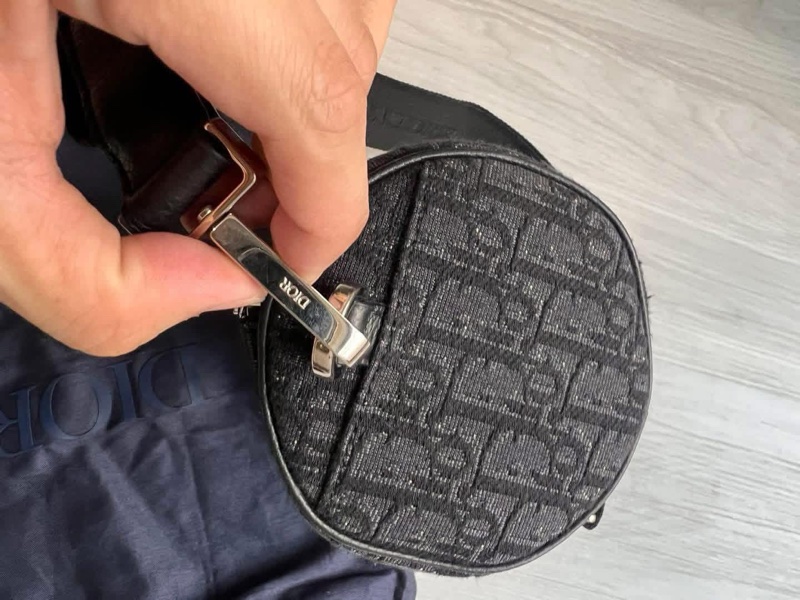 🤎Dior 黑灰緹布銀釦圓筒一字拉斜背包Roller 皮革 金屬 緹花布 9新以上 原價六萬多 #收藏割愛35800絕版收藏 尺寸21.3*12.5*12.5 cm #配件 防塵套 背帶-14