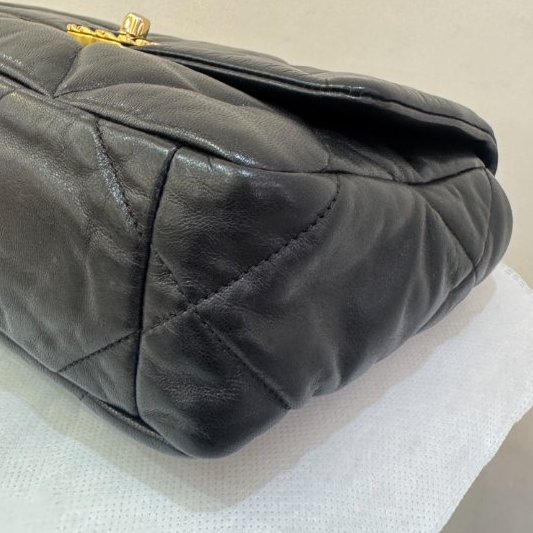 CHANEL黑羊皮金釦19包26cm-5