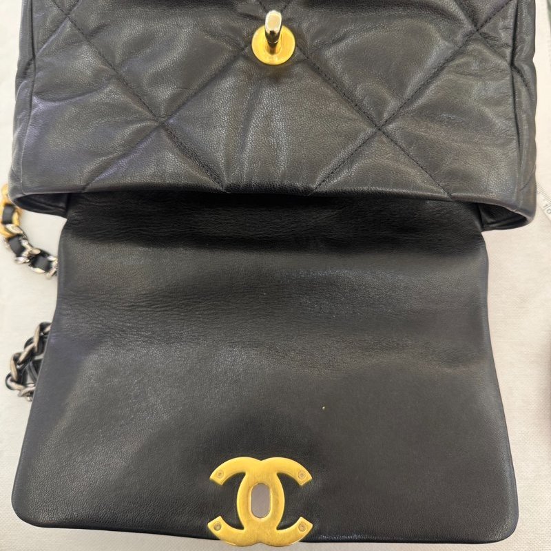 CHANEL黑羊皮金釦19包26cm-7