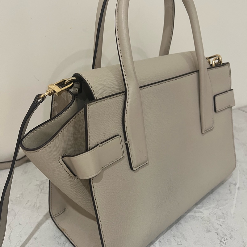 Michael Kors 皮革米灰色 肩背及側背包 9成新 除了背帶背面那有些使用痕跡外-1