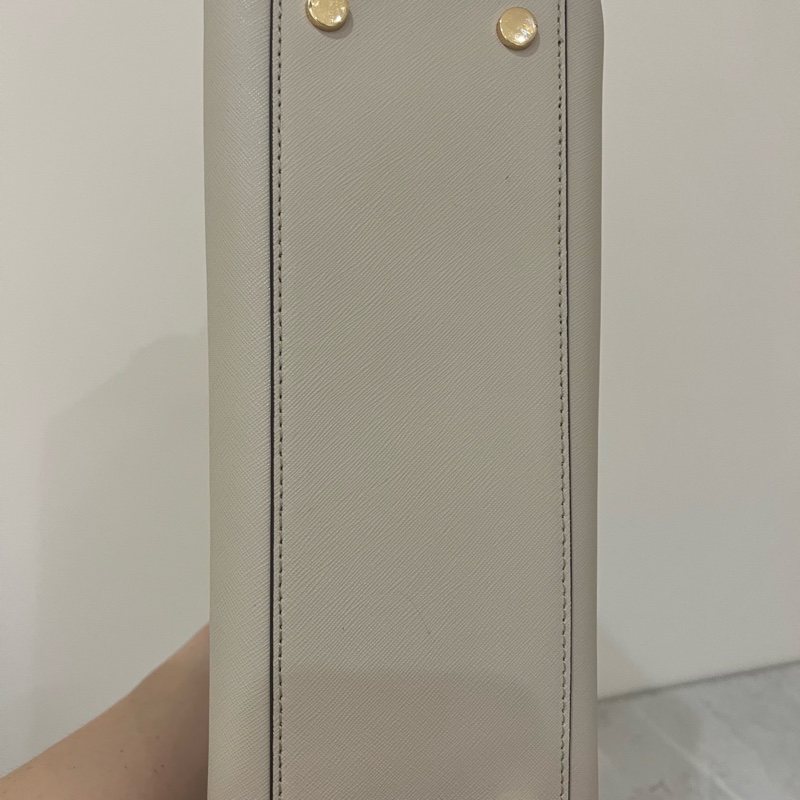 Michael Kors 皮革米灰色 肩背及側背包 9成新 除了背帶背面那有些使用痕跡外-2