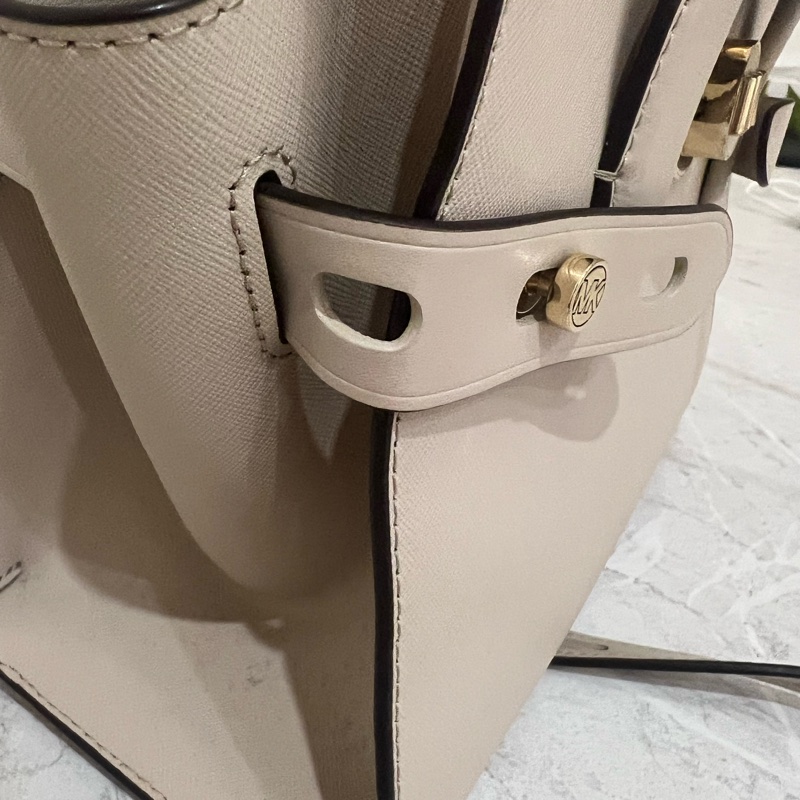 Michael Kors 皮革米灰色 肩背及側背包 9成新 除了背帶背面那有些使用痕跡外-9