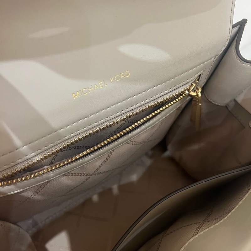 Michael Kors 皮革米灰色 肩背及側背包 9成新 除了背帶背面那有些使用痕跡外-10