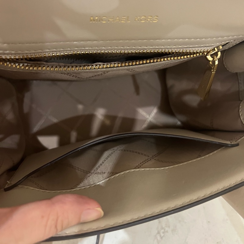 Michael Kors 皮革米灰色 肩背及側背包 9成新 除了背帶背面那有些使用痕跡外-11