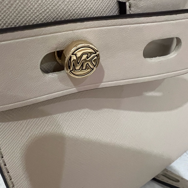 Michael Kors 皮革米灰色 肩背及側背包 9成新 除了背帶背面那有些使用痕跡外-13