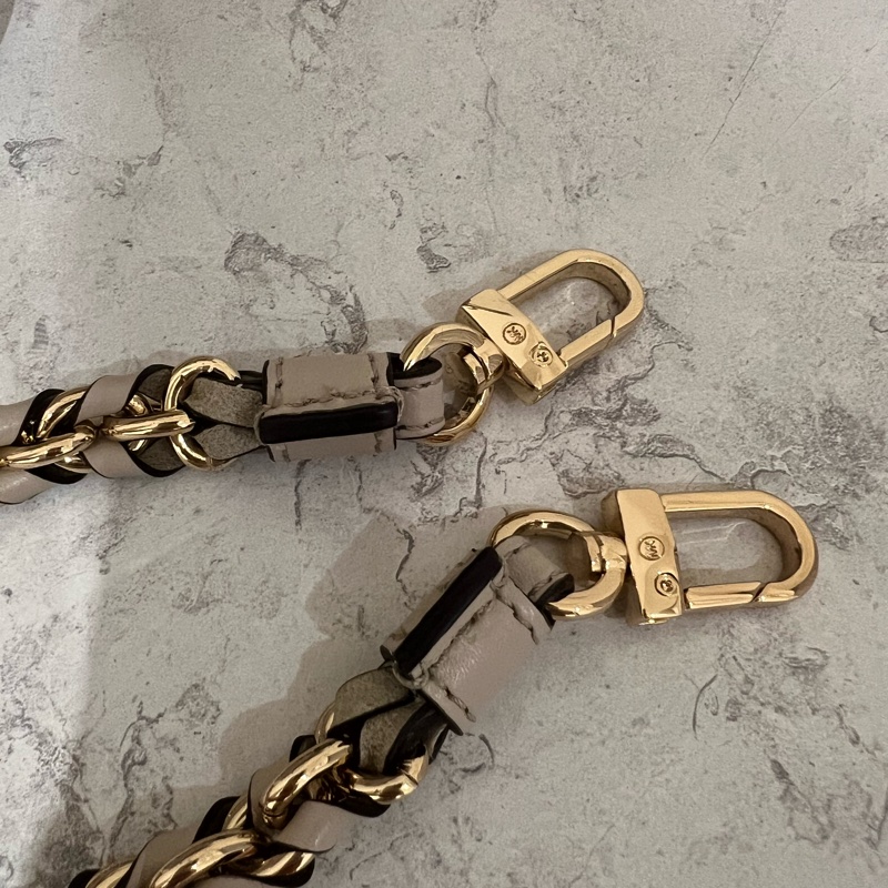 Michael Kors 皮革米灰色 肩背及側背包 9成新 除了背帶背面那有些使用痕跡外-14