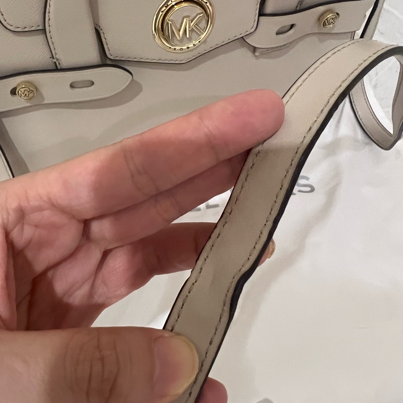 Michael Kors 皮革米灰色 肩背及側背包 9成新 除了背帶背面那有些使用痕跡外-18