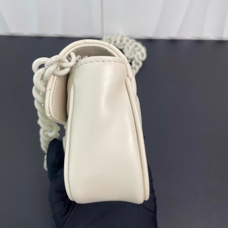 Gucci/古馳 mini marmont 白色V型書籤縫皮革 新款白色陶瓷鏈條龍蝦扣 單肩斜挎包 上身超造型尺寸:16.5*9*5CM 配件:鏈條龍蝦扣-2