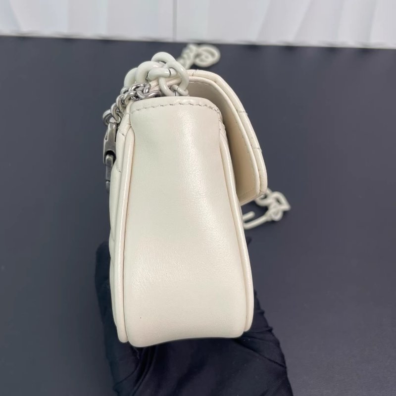Gucci/古馳 mini marmont 白色V型書籤縫皮革 新款白色陶瓷鏈條龍蝦扣 單肩斜挎包 上身超造型尺寸:16.5*9*5CM 配件:鏈條龍蝦扣-3