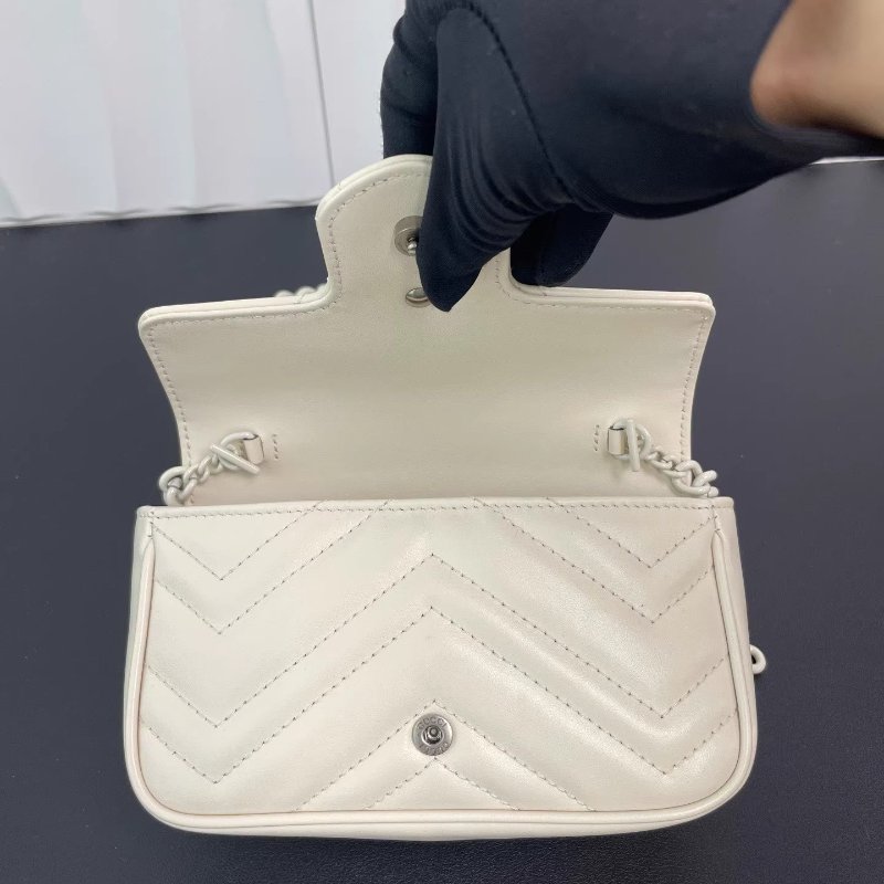 Gucci/古馳 mini marmont 白色V型書籤縫皮革 新款白色陶瓷鏈條龍蝦扣 單肩斜挎包 上身超造型尺寸:16.5*9*5CM 配件:鏈條龍蝦扣-7