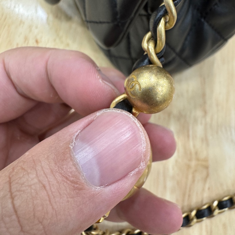 CHANEL香奈儿 22C 小金球方胖子 菱格衔缝皮穿链 亮面小羊皮 口盖包斜挎单肩包 迷你 女款 黑色-10