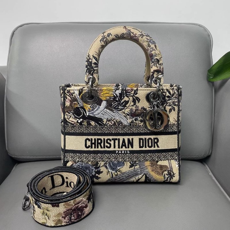 DIOR/迪奧 Lady最新喜鵲花限定系列五格戴妃單肩斜挎包 法式浪漫元素,獨特的圖形刺繡,精湛的工藝,完美的配色,整體時尚又復古,高級又浪漫 尺寸24*11*20cm 附件:肩帶-0