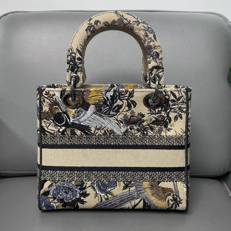DIOR/迪奧 Lady最新喜鵲花限定系列五格戴妃單肩斜挎包 法式浪漫元素,獨特的圖形刺繡,精湛的工藝,完美的配色,整體時尚又復古,高級又浪漫 尺寸24*11*20cm 附件:肩帶-1