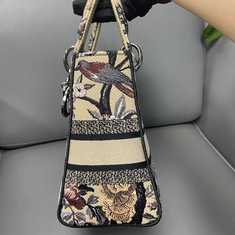 DIOR/迪奧 Lady最新喜鵲花限定系列五格戴妃單肩斜挎包 法式浪漫元素,獨特的圖形刺繡,精湛的工藝,完美的配色,整體時尚又復古,高級又浪漫 尺寸24*11*20cm 附件:肩帶-2
