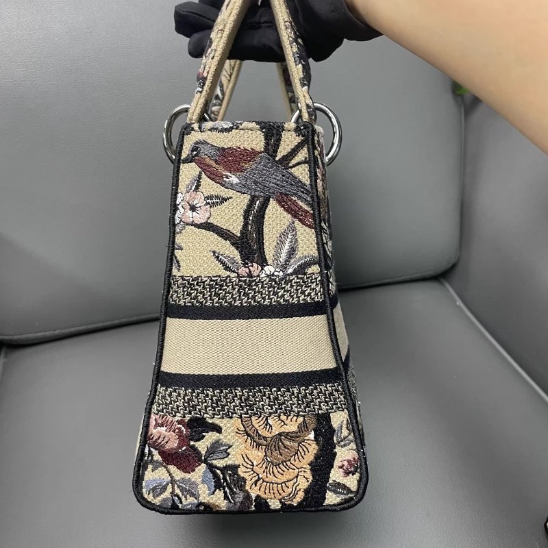 DIOR/迪奧 Lady最新喜鵲花限定系列五格戴妃單肩斜挎包 法式浪漫元素,獨特的圖形刺繡,精湛的工藝,完美的配色,整體時尚又復古,高級又浪漫 尺寸24*11*20cm 附件:肩帶-3