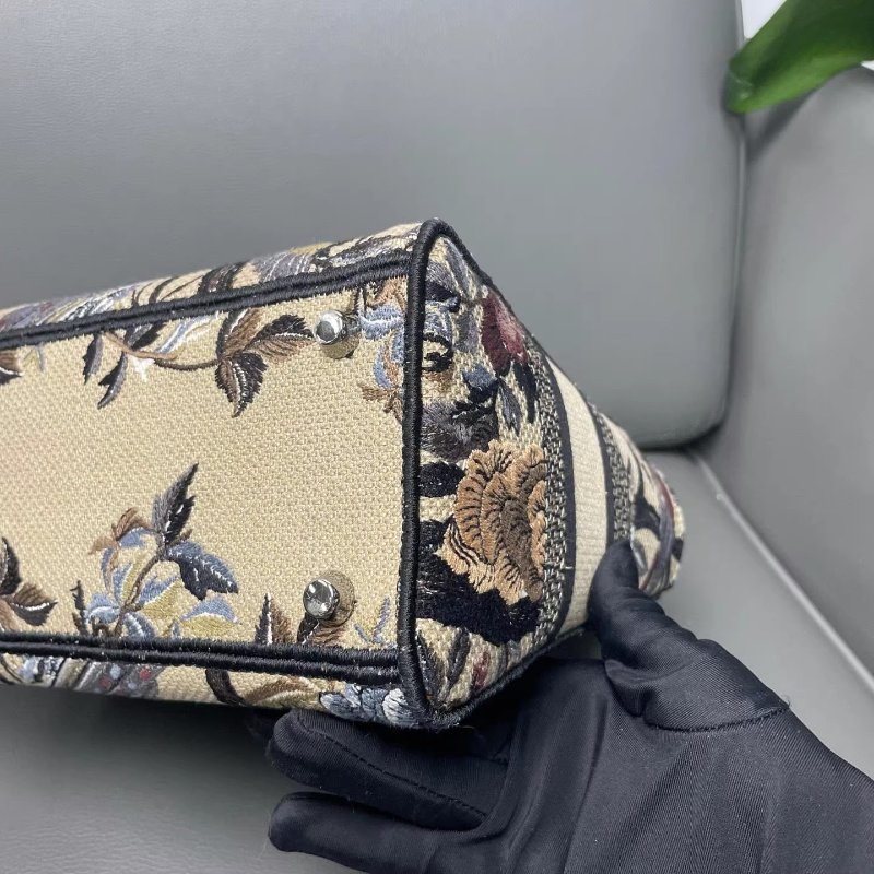 DIOR/迪奧 Lady最新喜鵲花限定系列五格戴妃單肩斜挎包 法式浪漫元素,獨特的圖形刺繡,精湛的工藝,完美的配色,整體時尚又復古,高級又浪漫 尺寸24*11*20cm 附件:肩帶-5