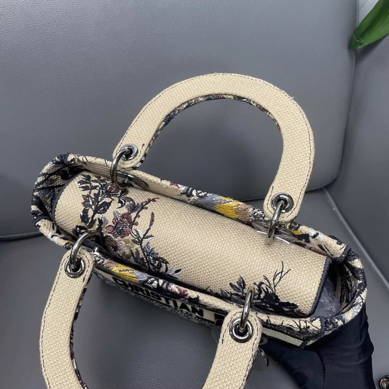 DIOR/迪奧 Lady最新喜鵲花限定系列五格戴妃單肩斜挎包 法式浪漫元素,獨特的圖形刺繡,精湛的工藝,完美的配色,整體時尚又復古,高級又浪漫 尺寸24*11*20cm 附件:肩帶-6