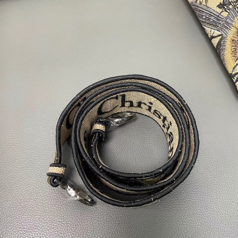 DIOR/迪奧 Lady最新喜鵲花限定系列五格戴妃單肩斜挎包 法式浪漫元素,獨特的圖形刺繡,精湛的工藝,完美的配色,整體時尚又復古,高級又浪漫 尺寸24*11*20cm 附件:肩帶-7