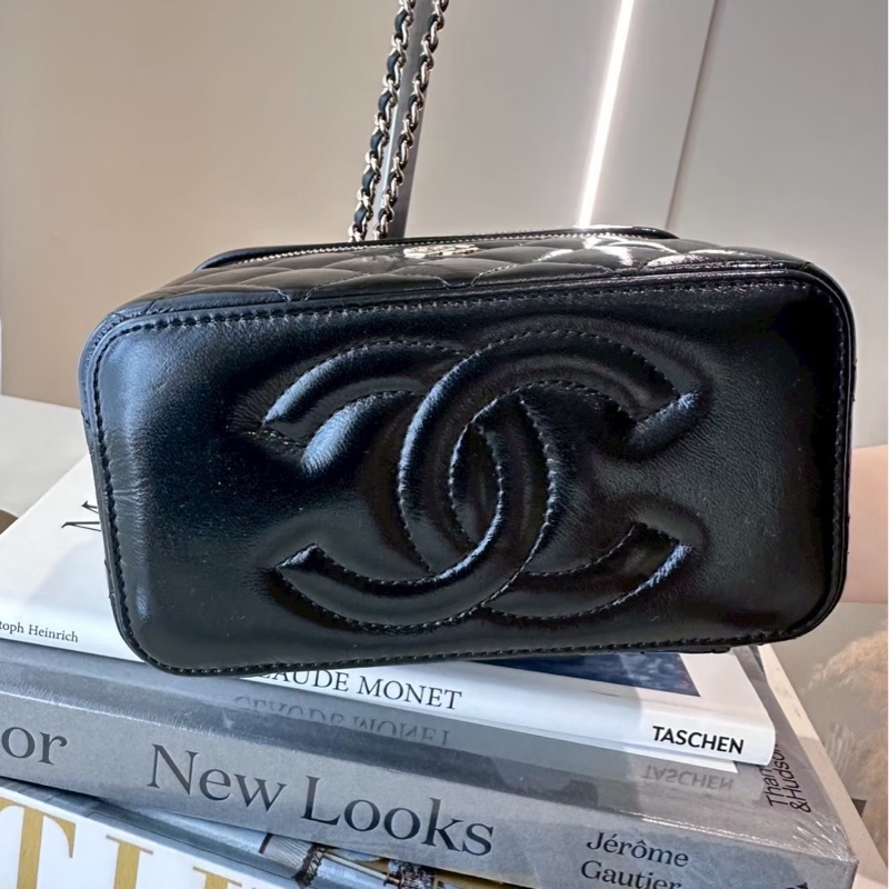 CHANEL 黑色漆皮雙層化妝箱包 芯片款-3