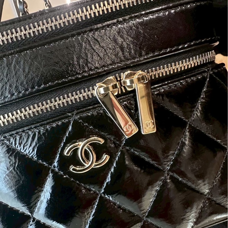 CHANEL 黑色漆皮雙層化妝箱包 芯片款-10