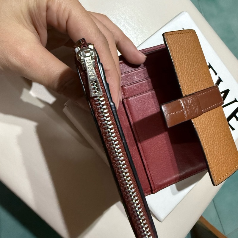 LOEWE羅威 三折皮夾 Small vertical wallet in soft grained calfskin-4