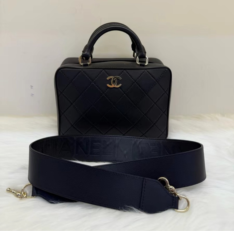 Chanel Jennie同款+20C黑金化妝盒子29開編碼 黑金牛皮菱格寬肩帶相機包-0