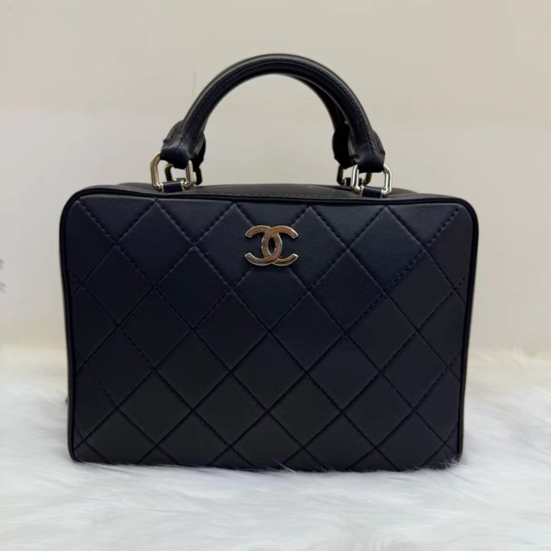 Chanel Jennie同款+20C黑金化妝盒子29開編碼 黑金牛皮菱格寬肩帶相機包-1