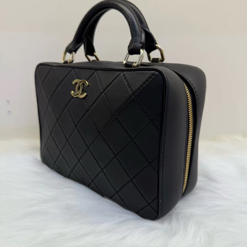 Chanel Jennie同款+20C黑金化妝盒子29開編碼 黑金牛皮菱格寬肩帶相機包-2