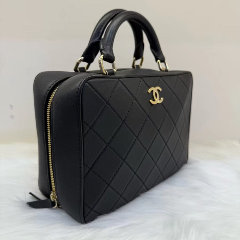 Chanel Jennie同款+20C黑金化妝盒子29開編碼 黑金牛皮菱格寬肩帶相機包-3