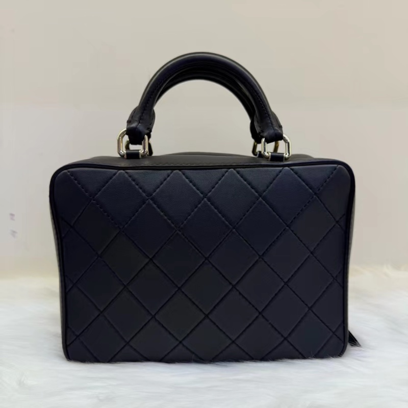 Chanel Jennie同款+20C黑金化妝盒子29開編碼 黑金牛皮菱格寬肩帶相機包-4