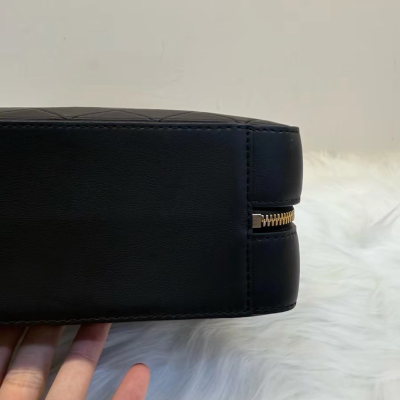 Chanel Jennie同款+20C黑金化妝盒子29開編碼 黑金牛皮菱格寬肩帶相機包-6
