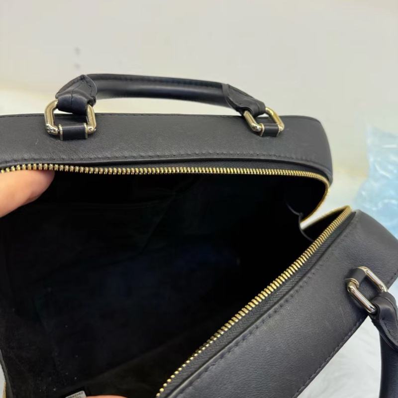 Chanel Jennie同款+20C黑金化妝盒子29開編碼 黑金牛皮菱格寬肩帶相機包-8