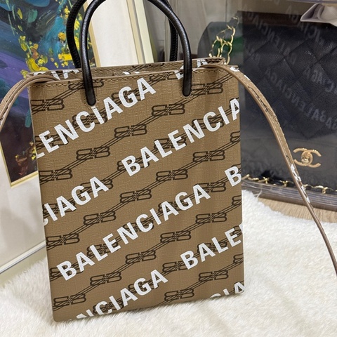 95新✨BALENCIAGA巴黎世家 斜背包 很輕 長夾可放  大手機可放