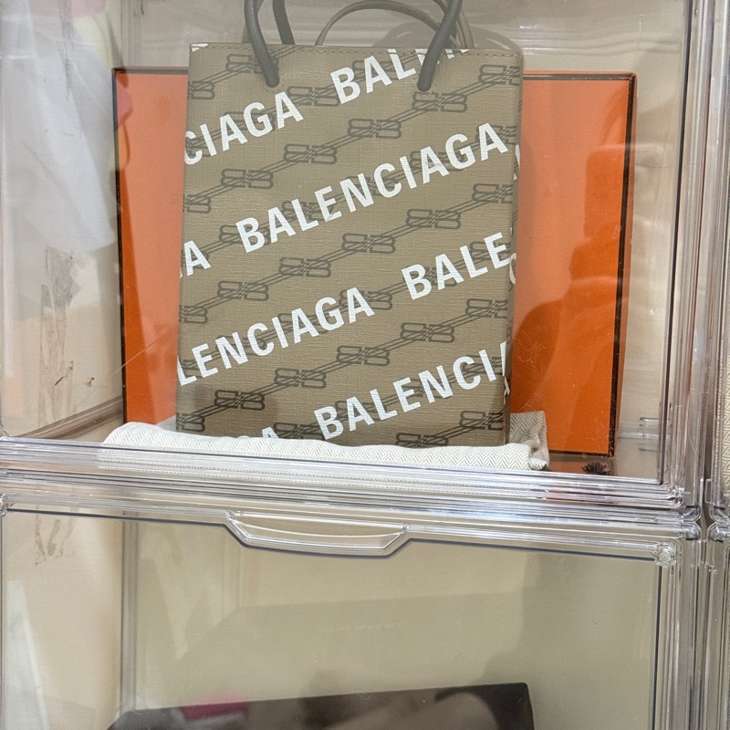 95新✨BALENCIAGA巴黎世家 斜背包 很輕 長夾可放  大手機可放-1
