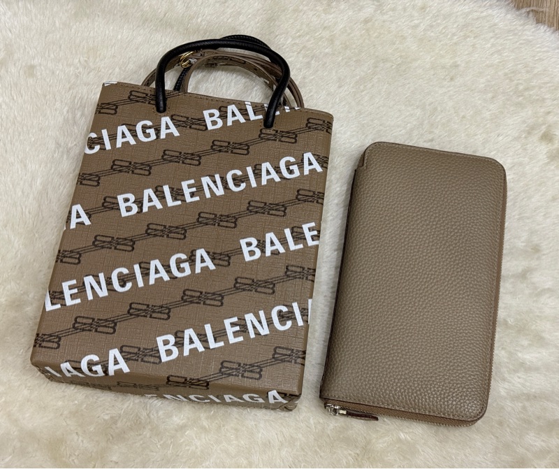95新✨BALENCIAGA巴黎世家 斜背包 很輕 長夾可放  大手機可放-2