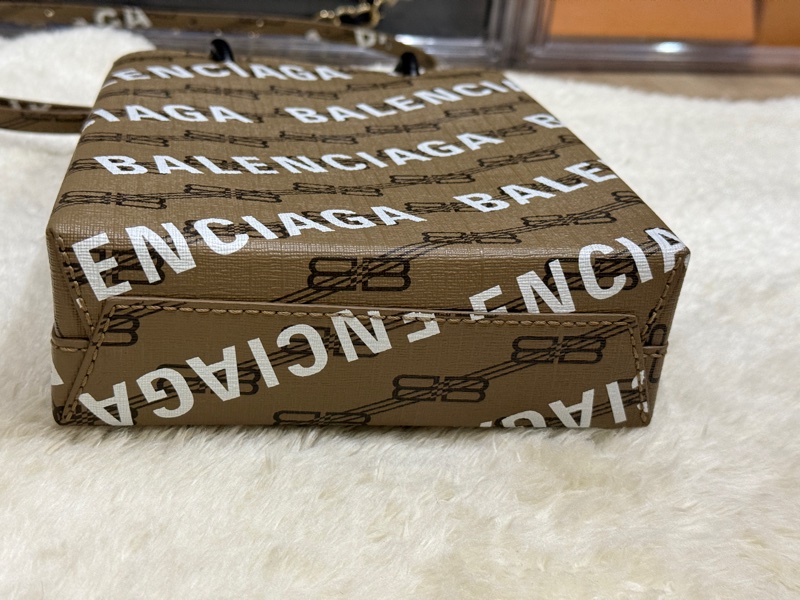 95新✨BALENCIAGA巴黎世家 斜背包 很輕 長夾可放  大手機可放-8