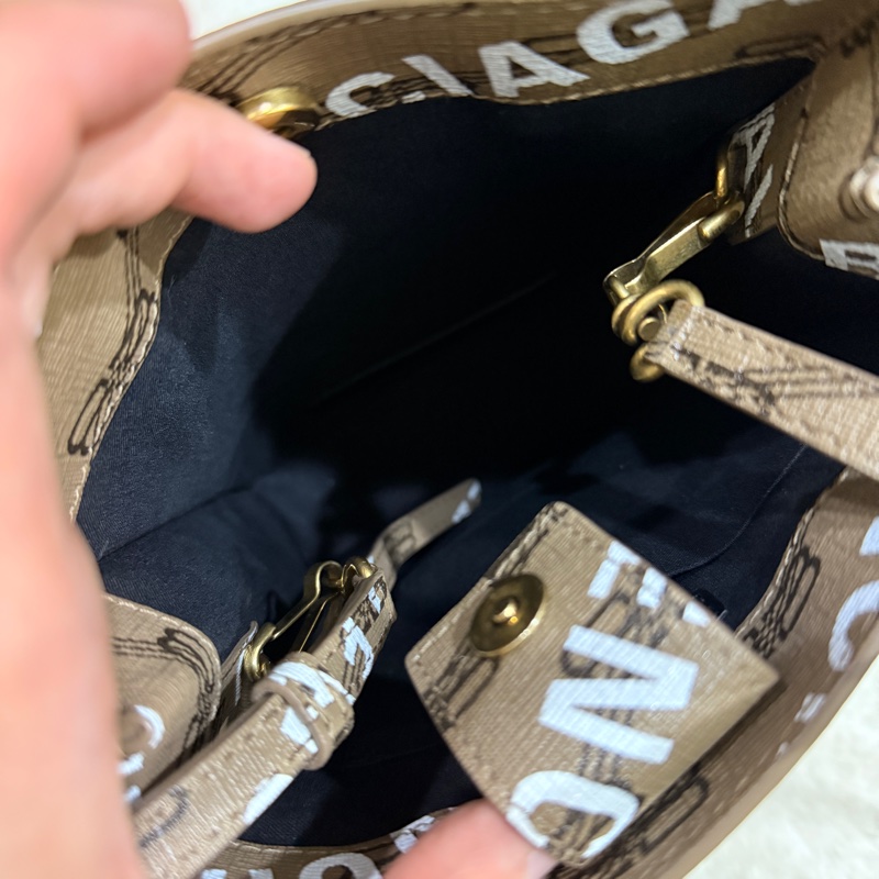 95新✨BALENCIAGA巴黎世家 斜背包 很輕 長夾可放  大手機可放-10