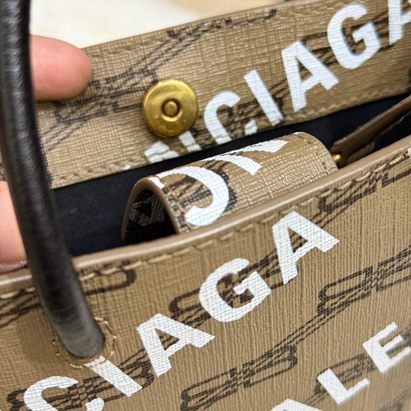 95新✨BALENCIAGA巴黎世家 斜背包 很輕 長夾可放  大手機可放-11