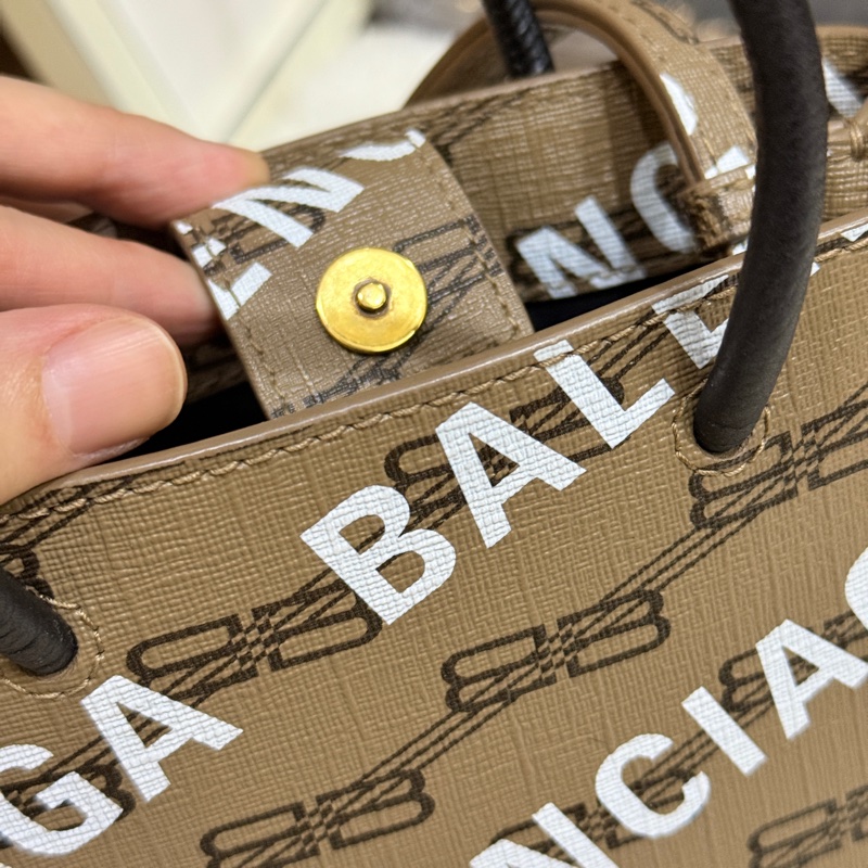 95新✨BALENCIAGA巴黎世家 斜背包 很輕 長夾可放  大手機可放-12