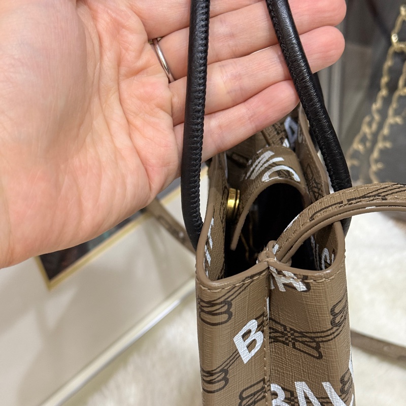 95新✨BALENCIAGA巴黎世家 斜背包 很輕 長夾可放  大手機可放-16